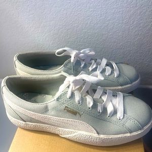 NEVER WORN Mint Green Puma Sneakers